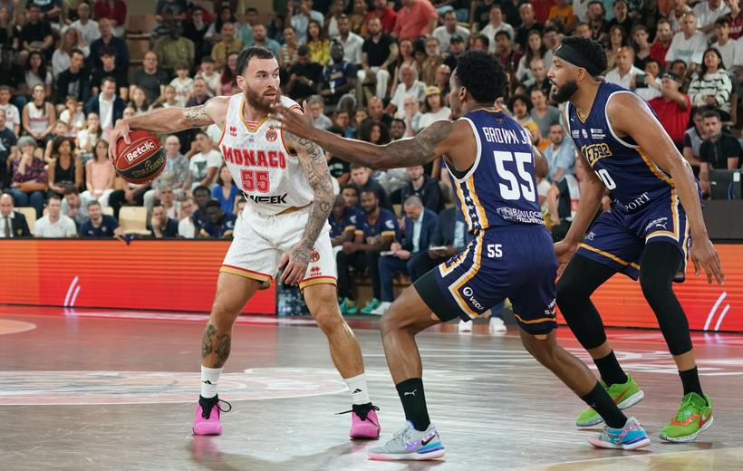 Mike James reste à Monaco