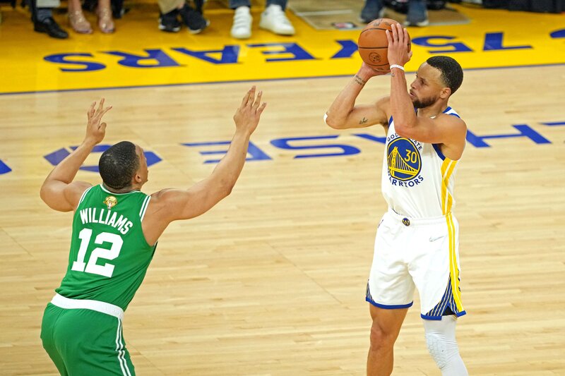 Stephen Curry défendu par Grant Williams