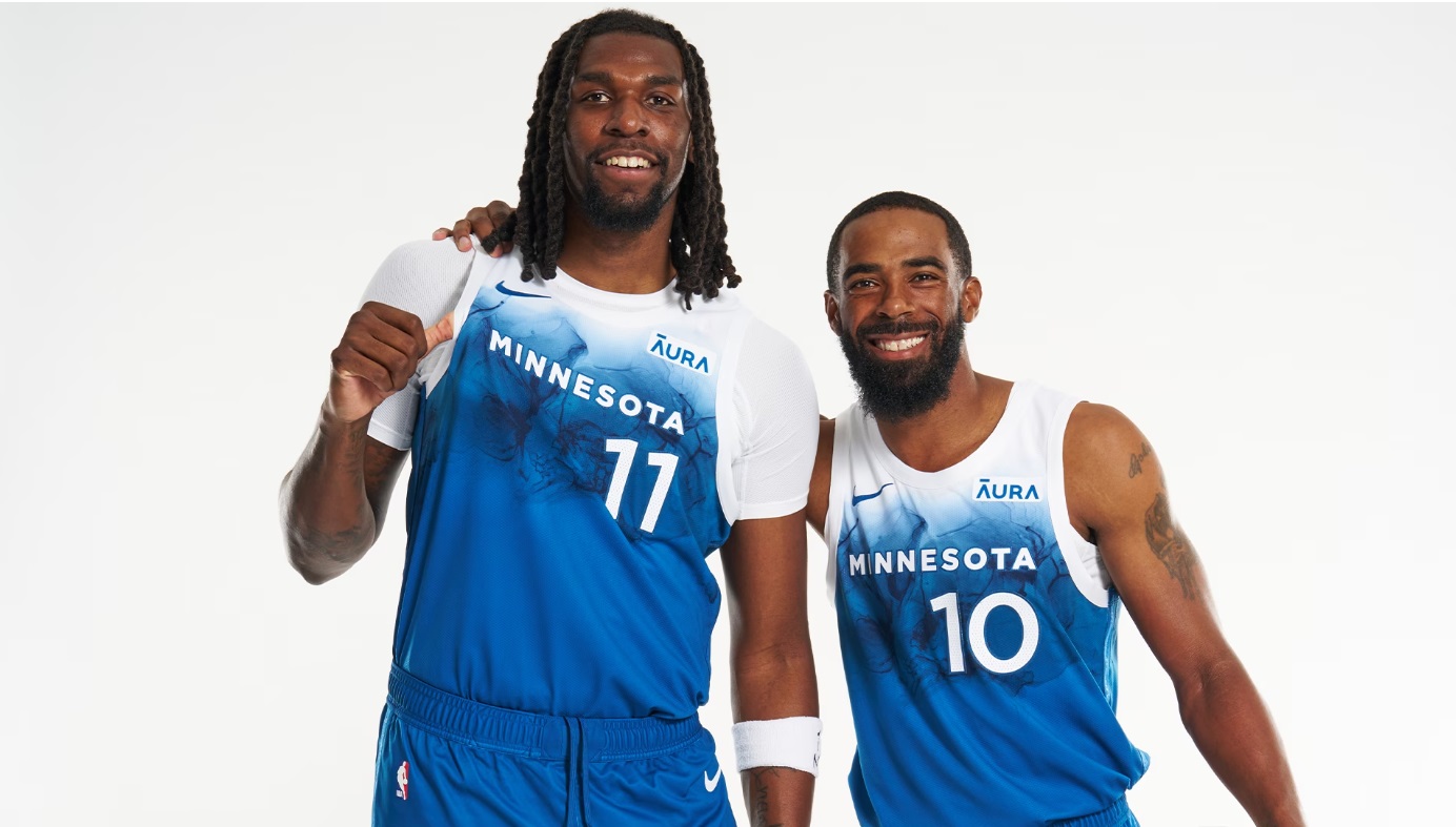 naz reid et mike conley présentent le maillot City Edition des Wolves