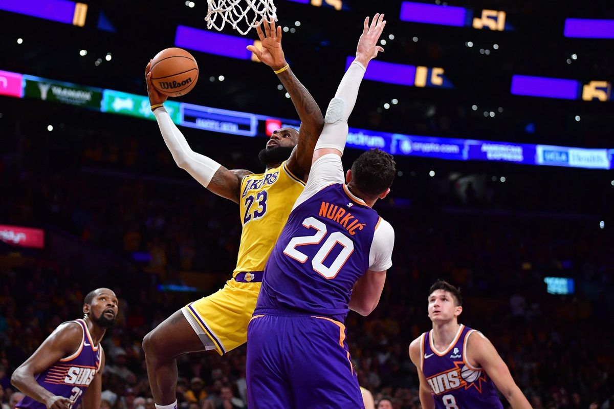 LeBron James et les Lakers face aux Suns lors du tournoi NBA