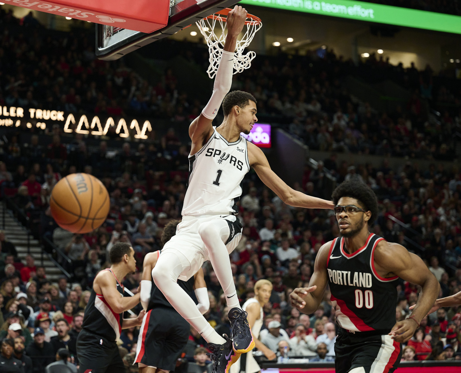 wembanyama répond sur le terrain à embiid