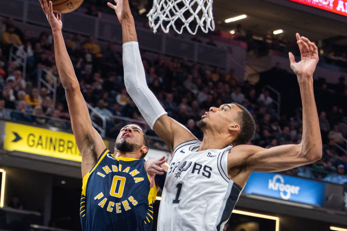 Victor Wembanyama et Tyrese Haliburton lors de Spurs - Pacers