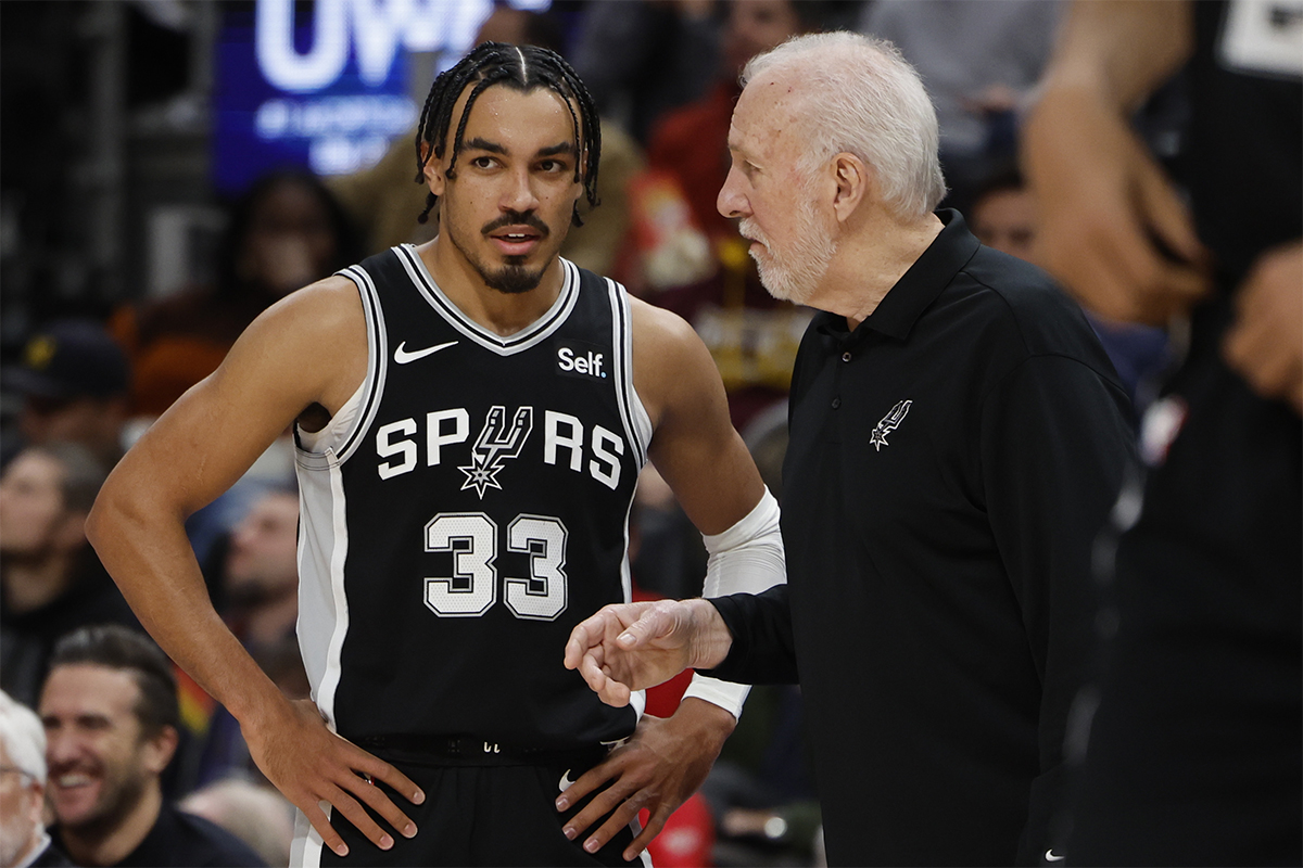 Tre Jones et Gregg Popovich