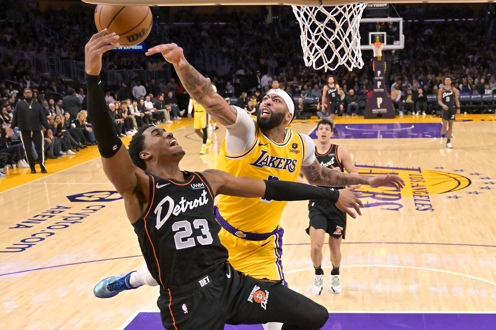 Anthony Davis (Lakers) scotche Jaden Ivey (Pistons)