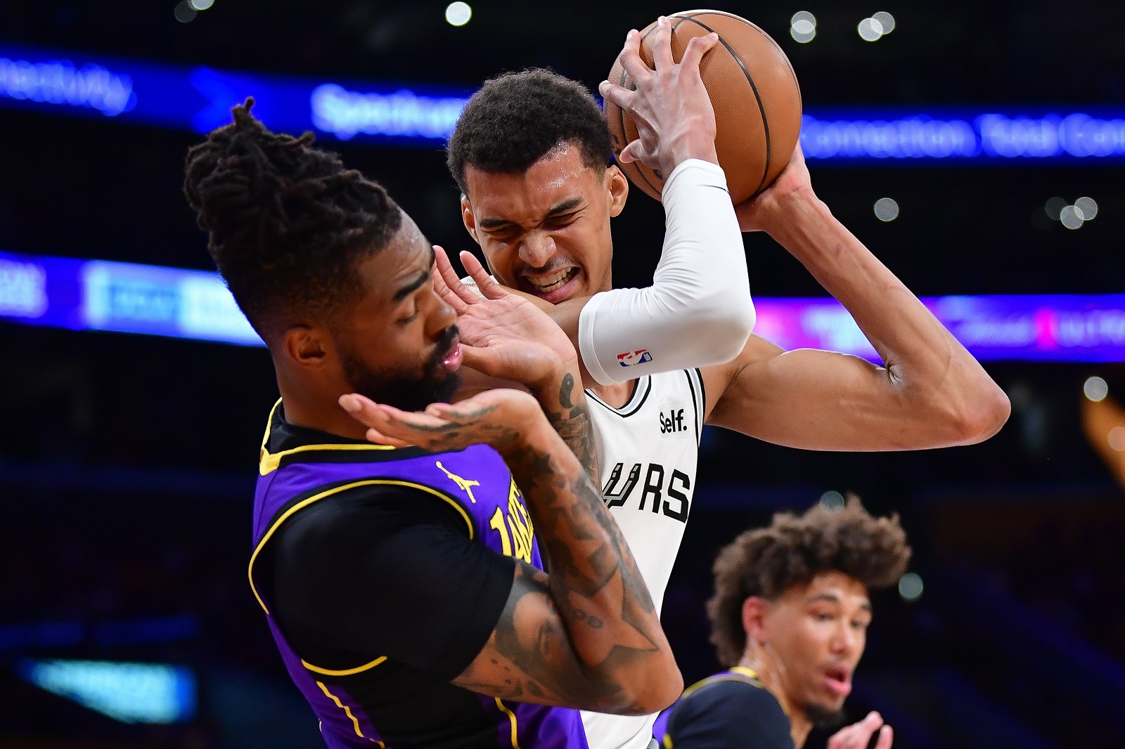 Victor Wembanyama (Spurs) face à D'Angelo Russell (Lakers)