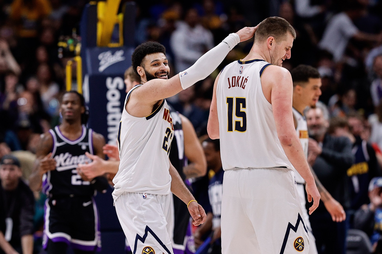 Jamal Murray et Nikola Jokic (Denver Nuggets) contre les Sacramento Kings