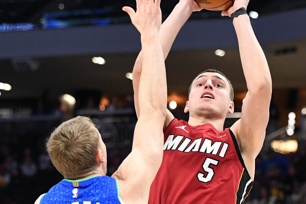 Nikola Jovic avec le Heat, face aux Bucks