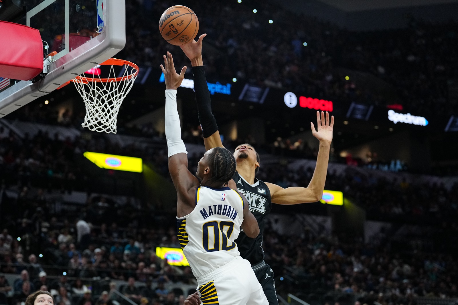 Victor Wembanyama (Spurs) au contre face à Benedict Mathurin (Pacers)