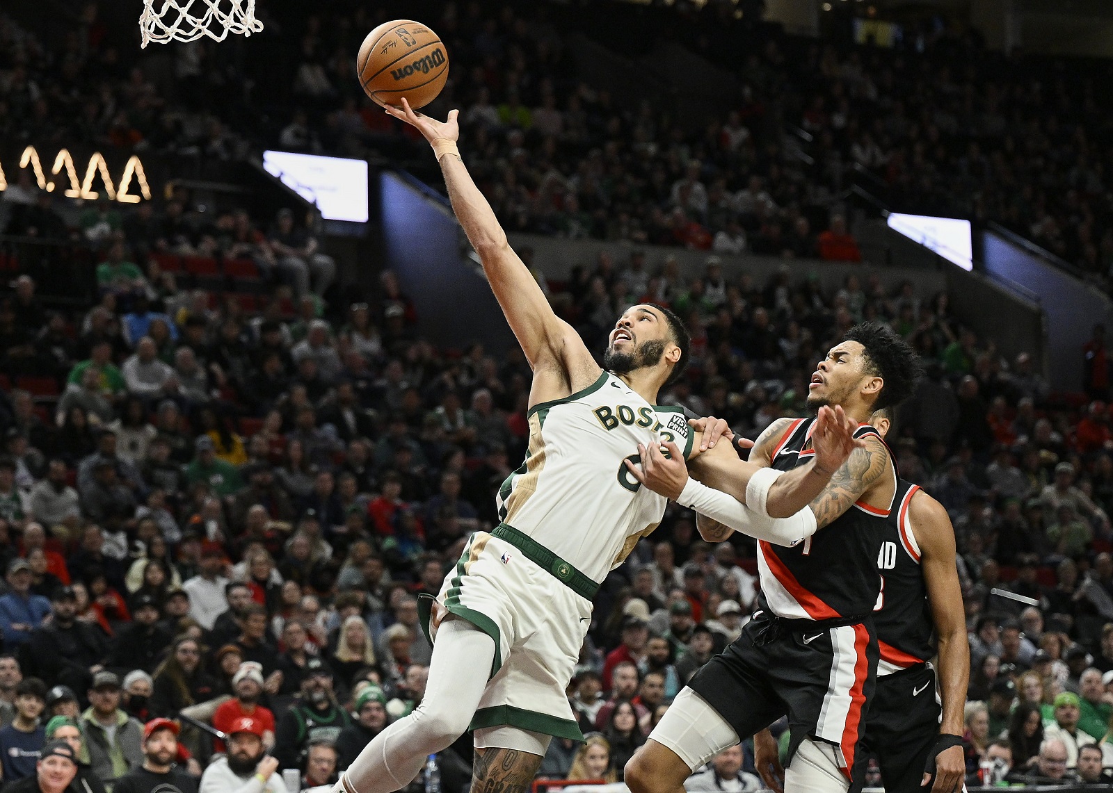 Jayson Tatum (Celtics) contre les Blazers d'Anfernee Simons