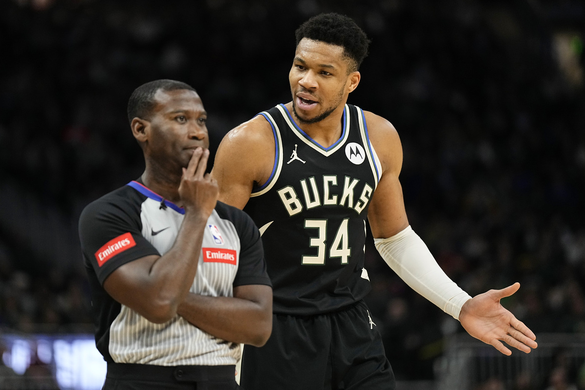 Giannis Antetokounmpo et les arbitres en NBA