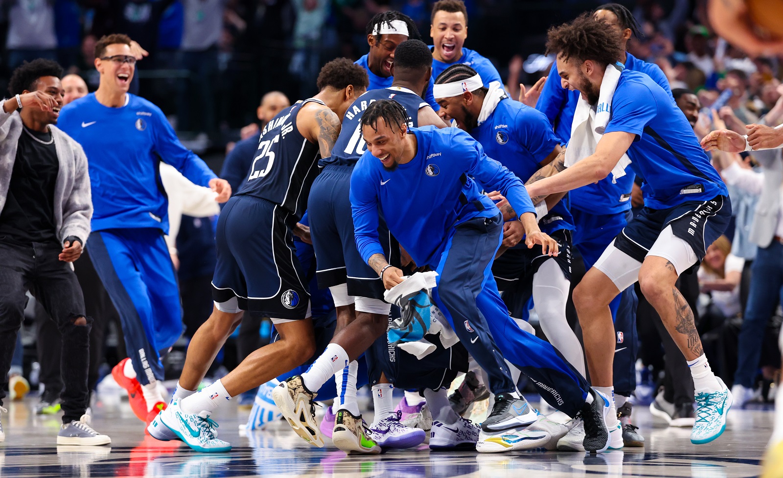 La joie des Mavericks après le buzzer beater de Kyrie Irving contre les Nuggets