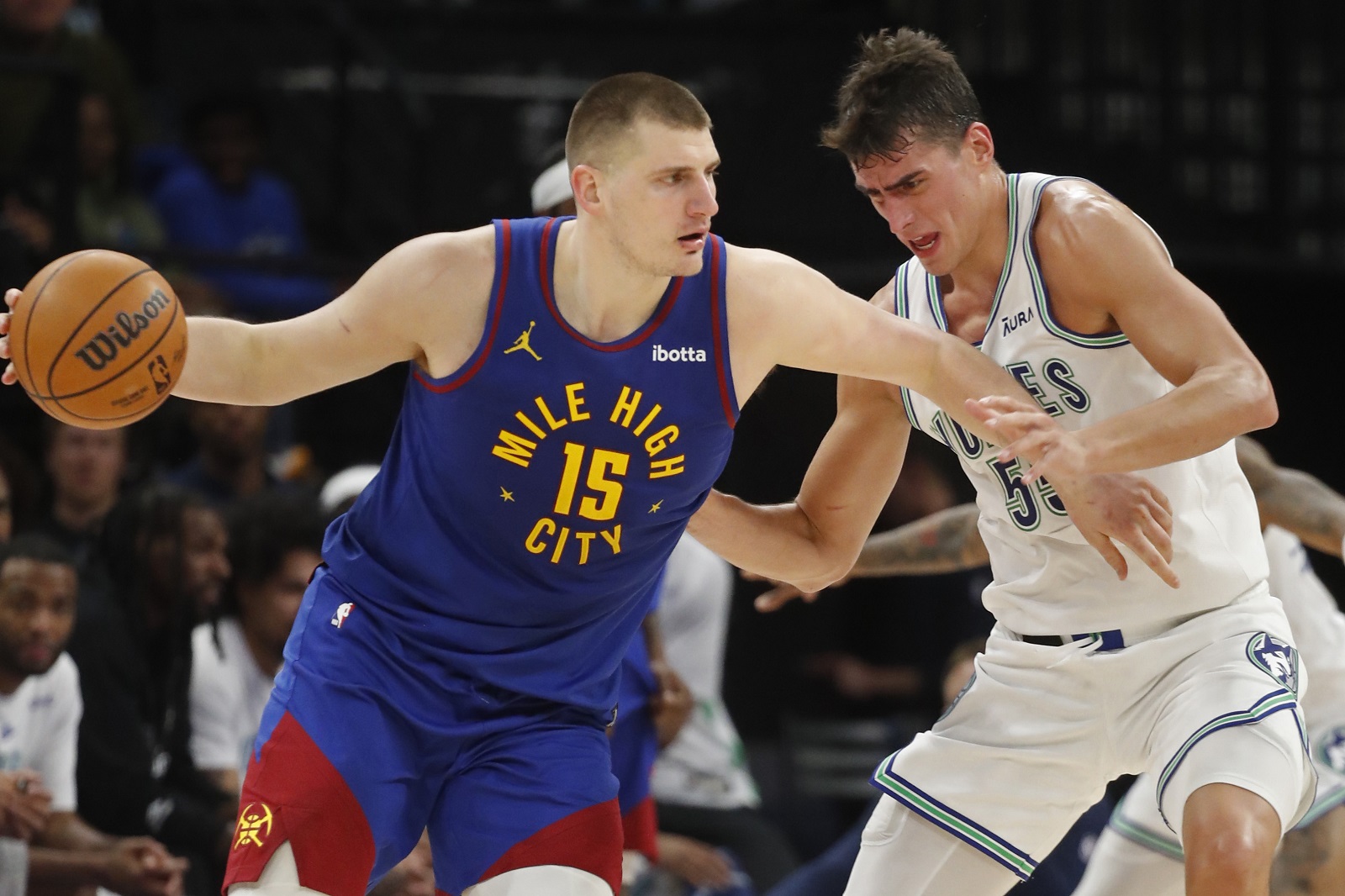 Luka Garza (Wolves) en défense sur Nikola Jokic (Nuggets)