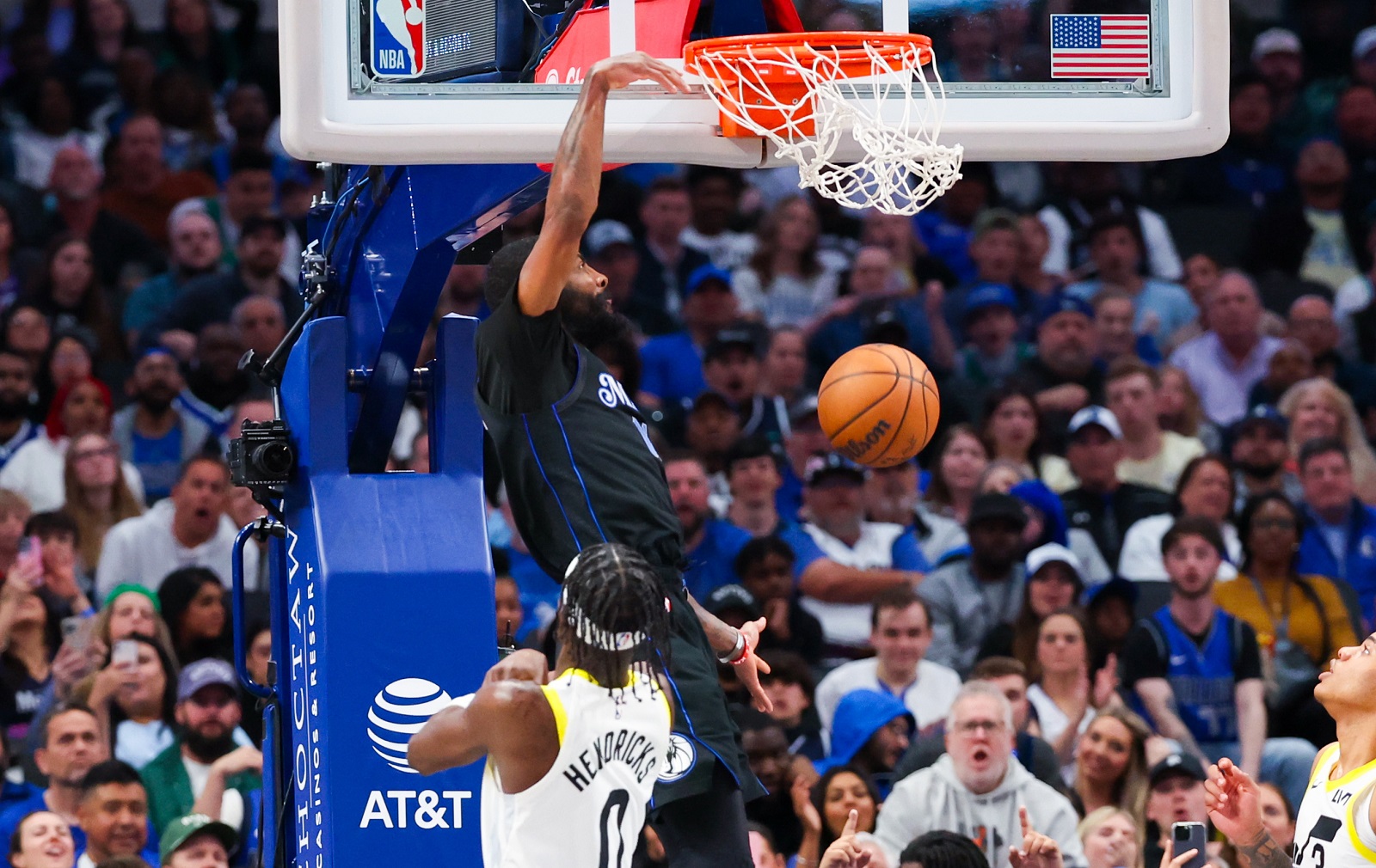 Kyrie Irving (Mavericks) au dunk contre Utah