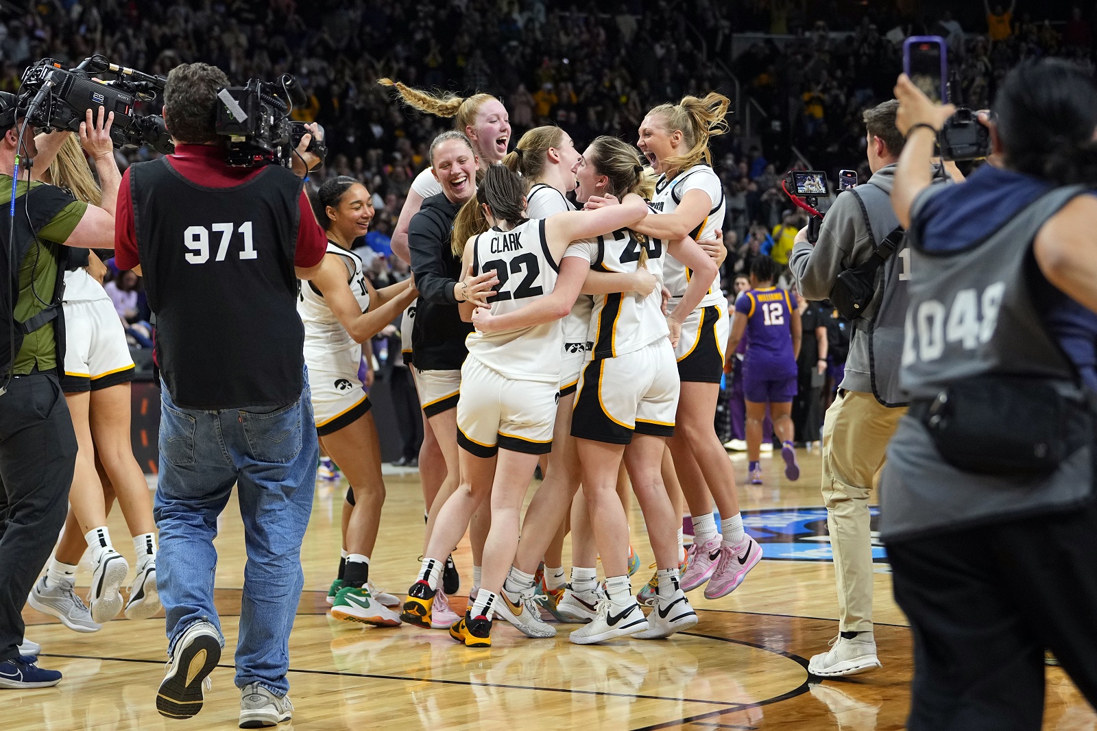 La joie d'Iowa et de Caitlin Clark après la victoire contre LSU 