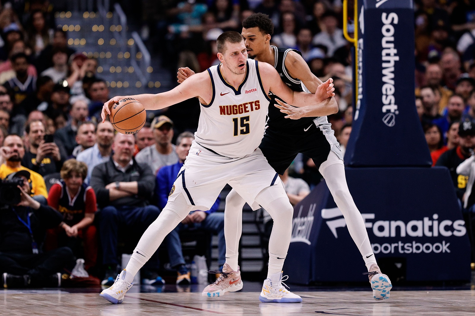 Nikola Jokic (Nuggets) face aux Spurs de Victor Wembanyama