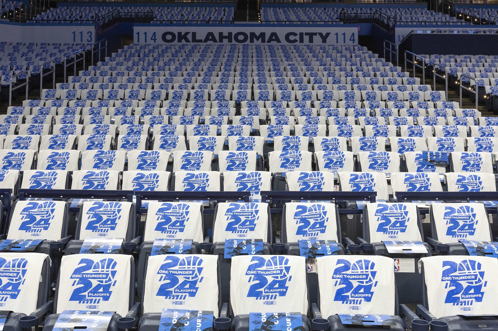 Les t-shirts dans les tribunes d'Oklahoma City Thunder