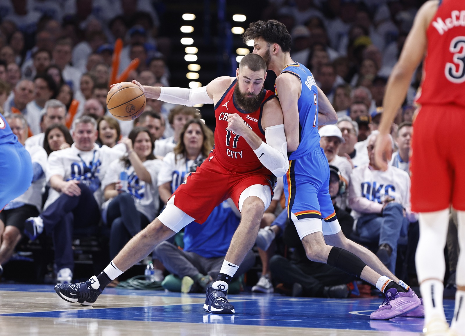 Jonas Valanciunas (Pelicans) face à Chet Holmgren (Thunder)