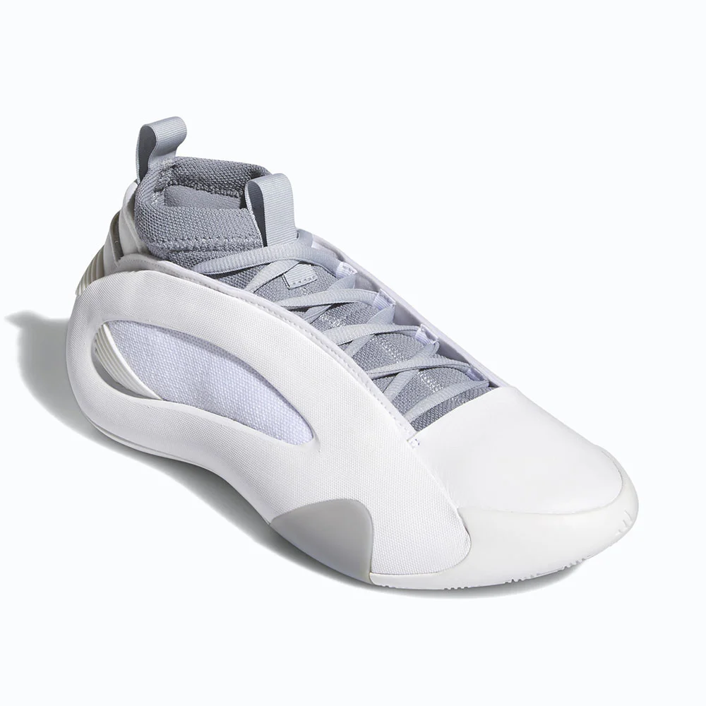 La 8e chaussure signature de James Harden va bientôt compléter sa collection avec ce nouveau coloris « White Party » en blanc et gris.