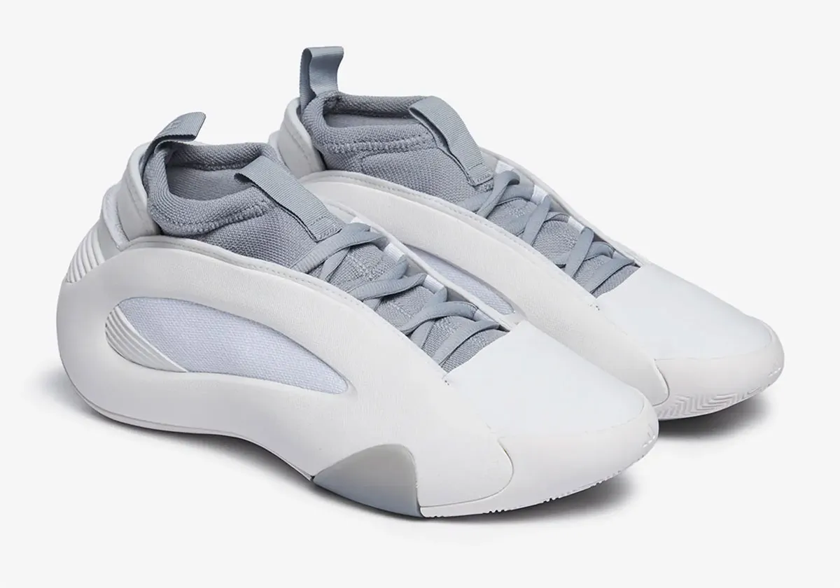 Adidas – La 8e chaussure signature de James Harden va bientôt compléter sa collection avec ce nouveau coloris « White Party » en blanc et gris.