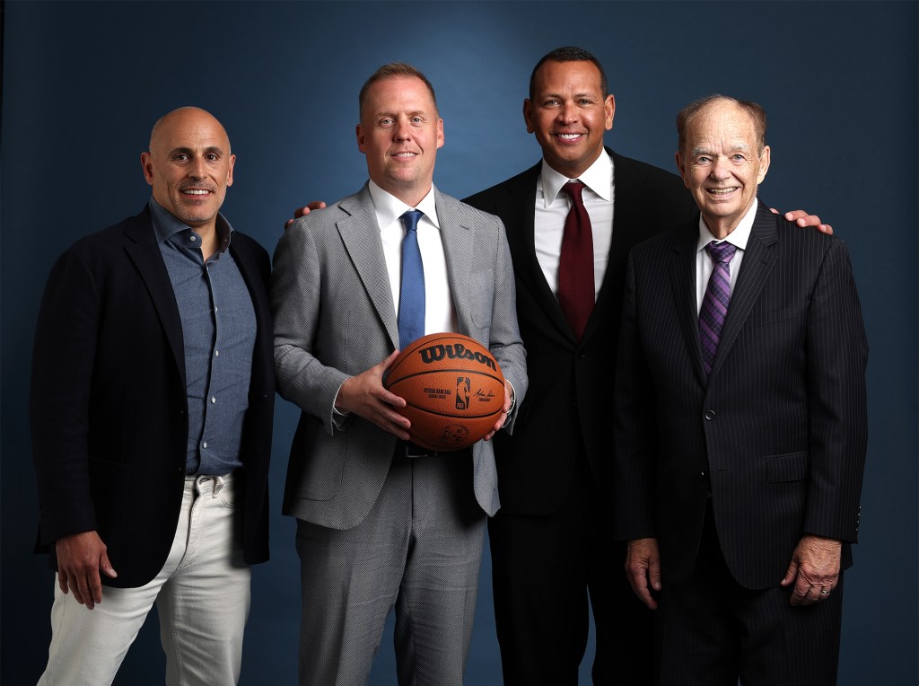 Glen Taylor, Alex Rodriguez et Marc Lore avec les Wolves