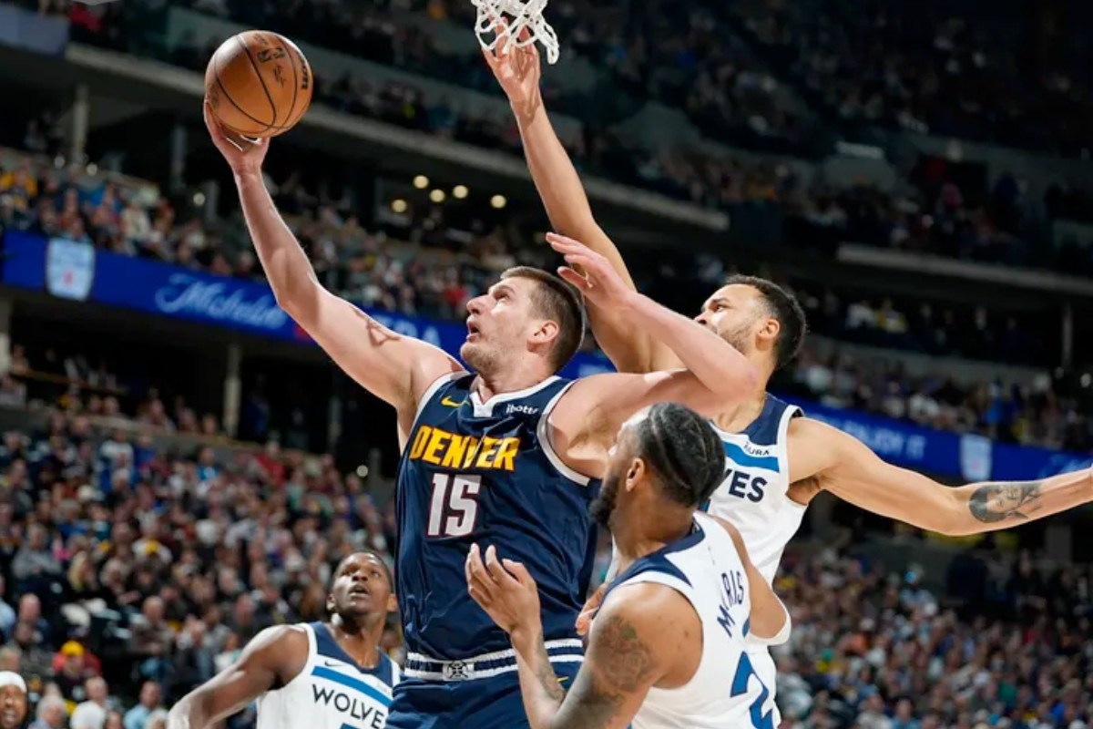 Nikola Jokic face aux Wolves