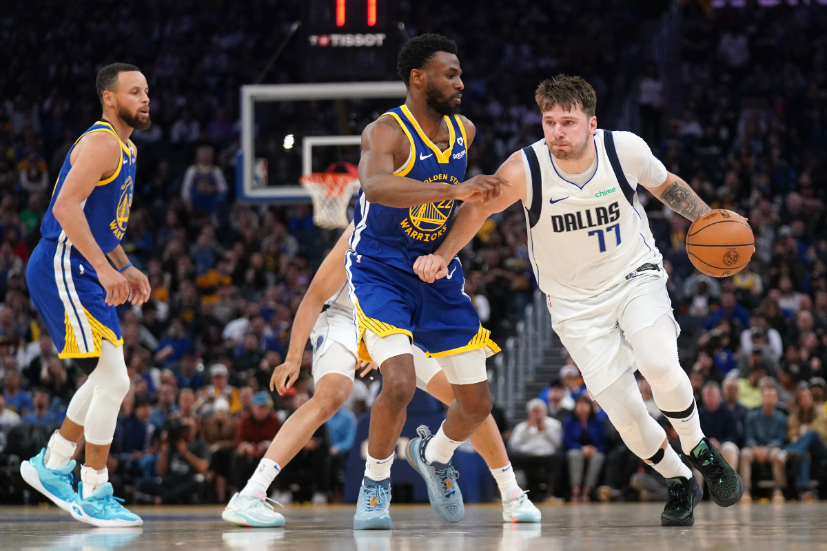 Andrew Wiggins et Luka Doncic lors de Warriors - Mavericks