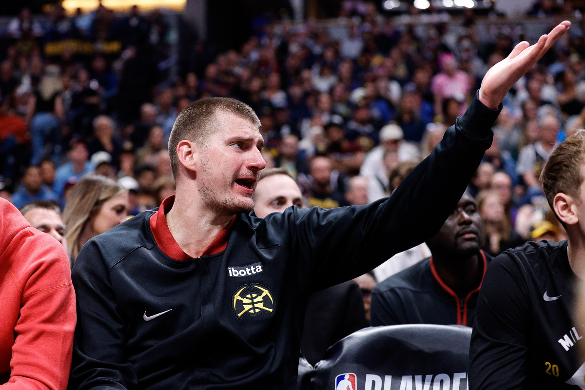 Nikola Jokic agacé avec les Nuggets