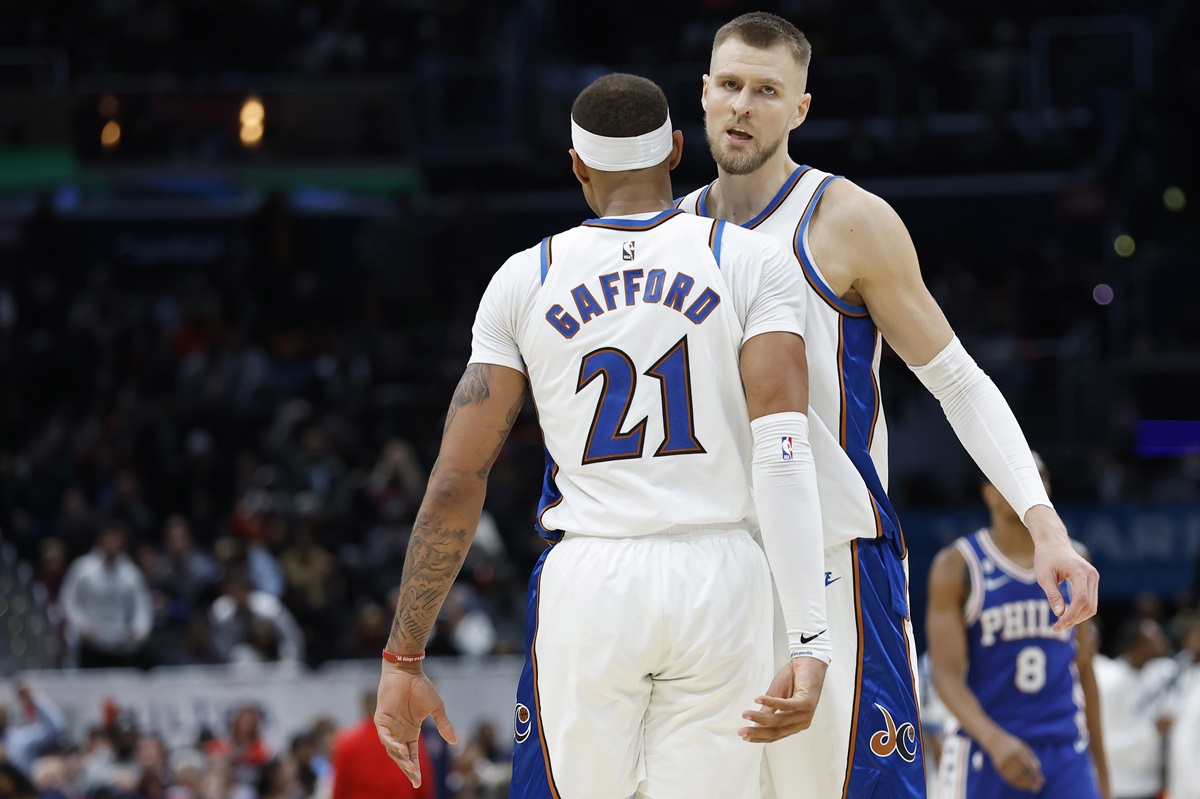 Kristaps Porzingis et Daniel Gafford