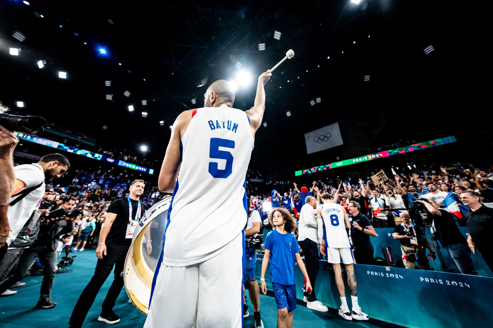 Nicolas Batum avec le tambour pour la France