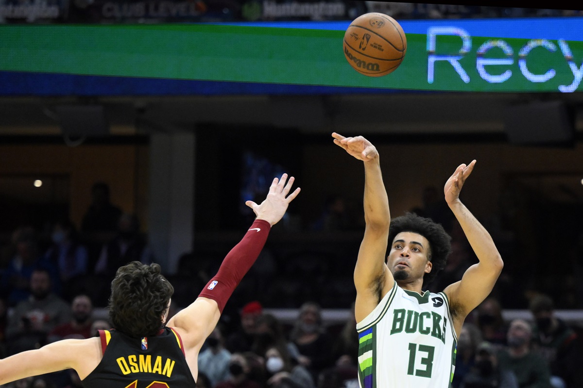 Jordan Nwora et Cedi Osman