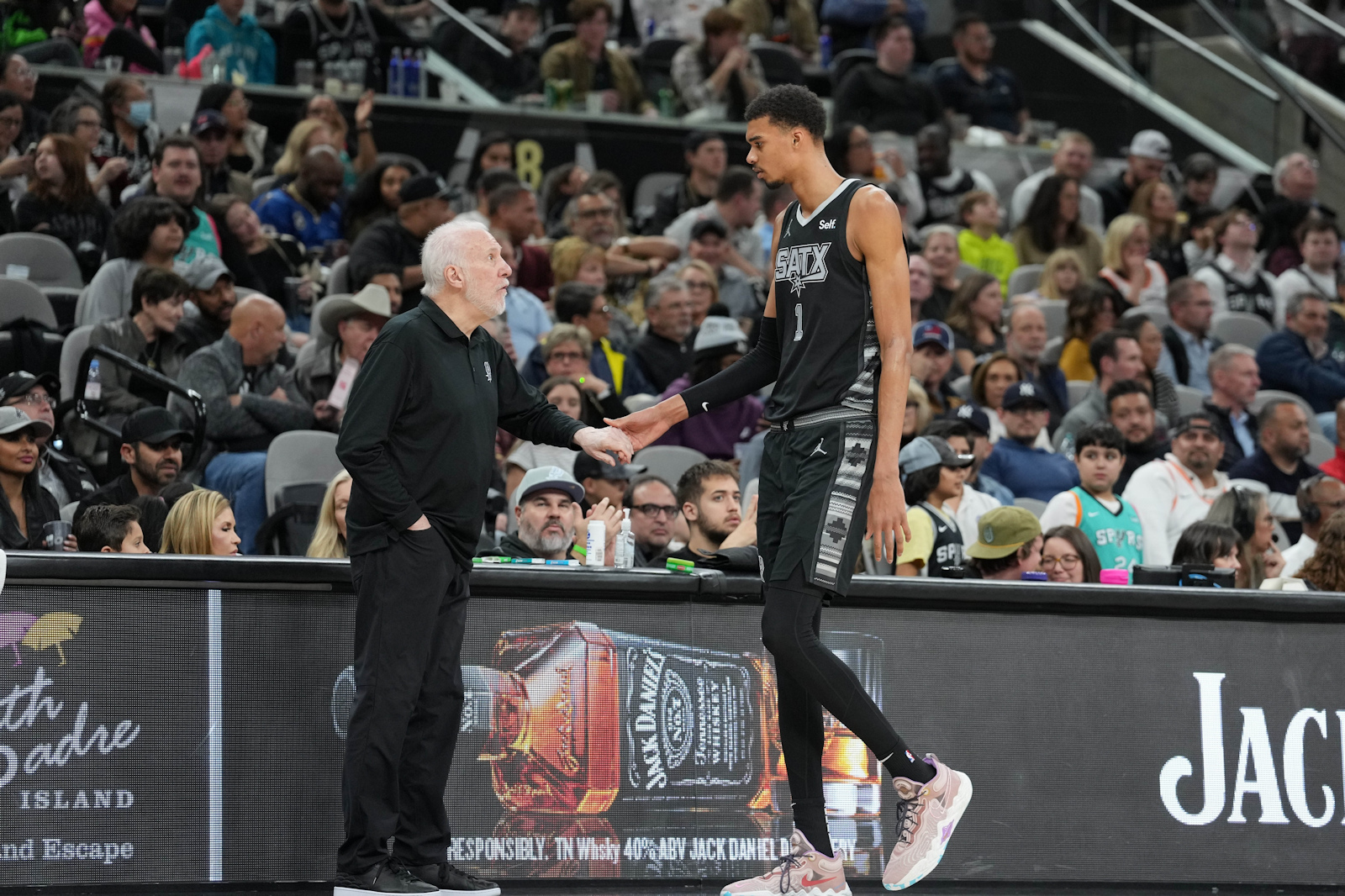 Victor Wembanyama avec Gregg Popovich aux Spurs