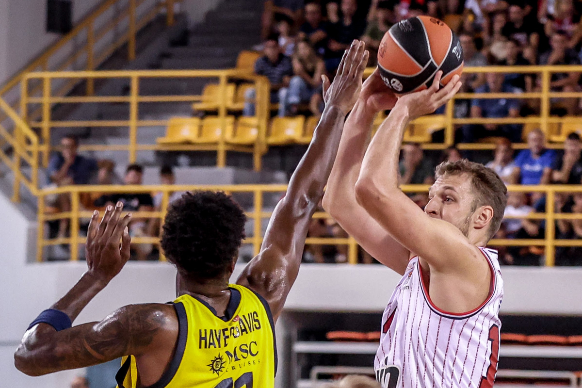 Sasha Vezenkov avec l'Olympiakos