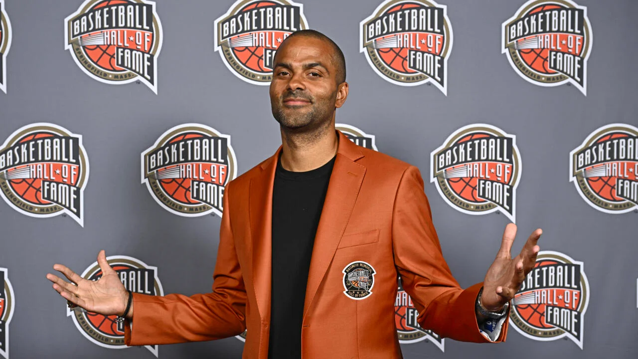 Tony Parker avec la veste orange du Hall of Fame