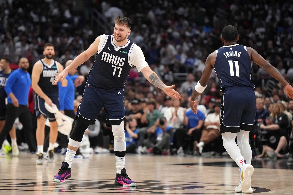 Luka Doncic et Kyrie Irving avec les Dallas Mavericks