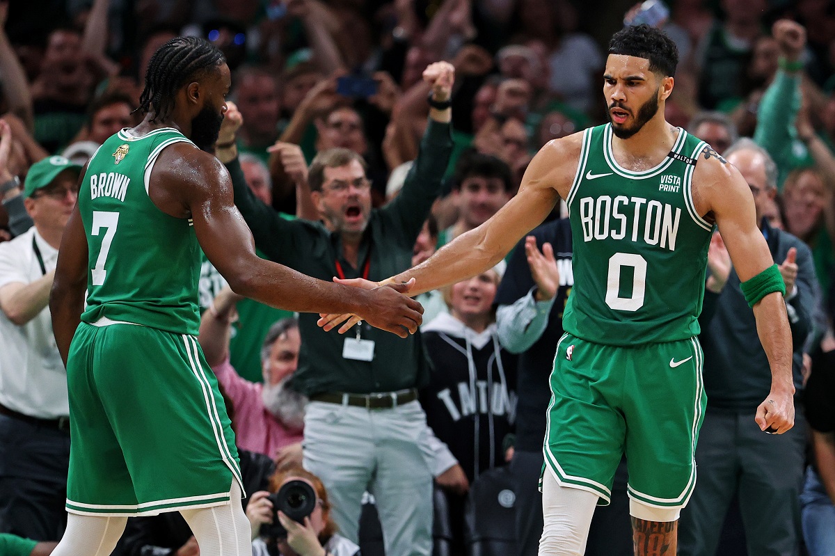Jaylen Brown et Jayson Tatum avec les Boston Celtics