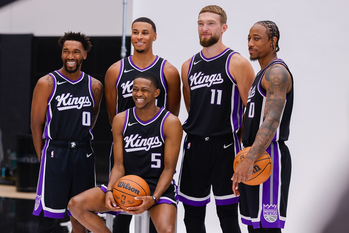 Malik Monk, De'Aaron Fox, Keegan Murray, Domantas Sabonis et DeMar DeRozan, le nouveau noyau dur des Kings