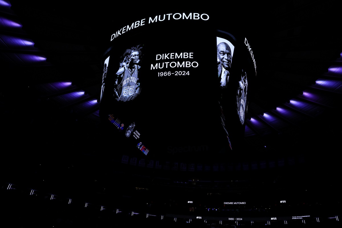 De nombreux hommages sont réalisés en l'honneur de DIkembe Mutombo, ici au Madison Square Garden