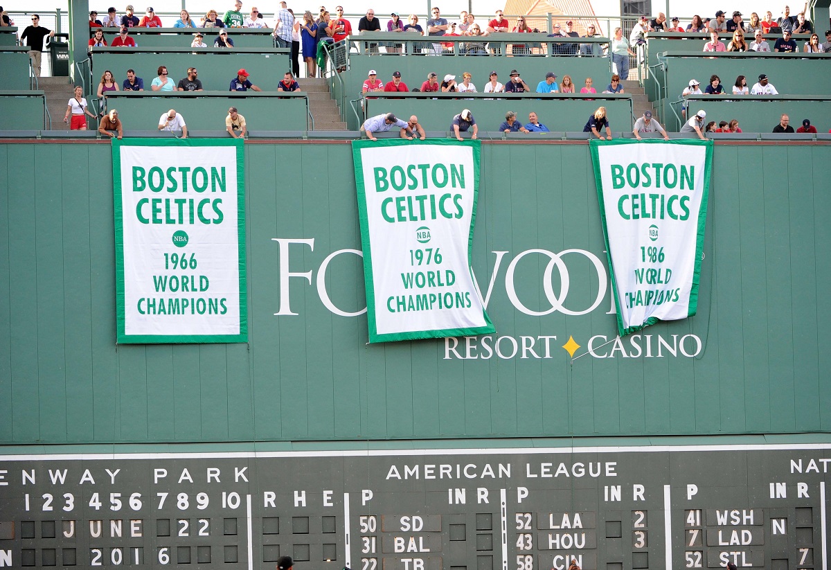 Les bannières de champions NBA des Boston Celtics 1966, 1976 et 1986 déployées lors d'un match de baseball des Boston Red Sox