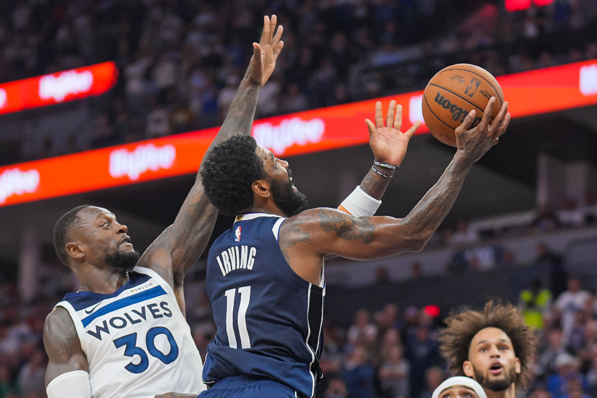 Kyrie Irving face aux Wolves