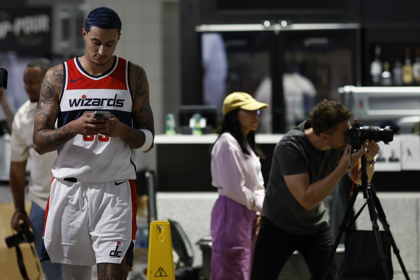 Kyle Kuzma sur son téléphone portable
