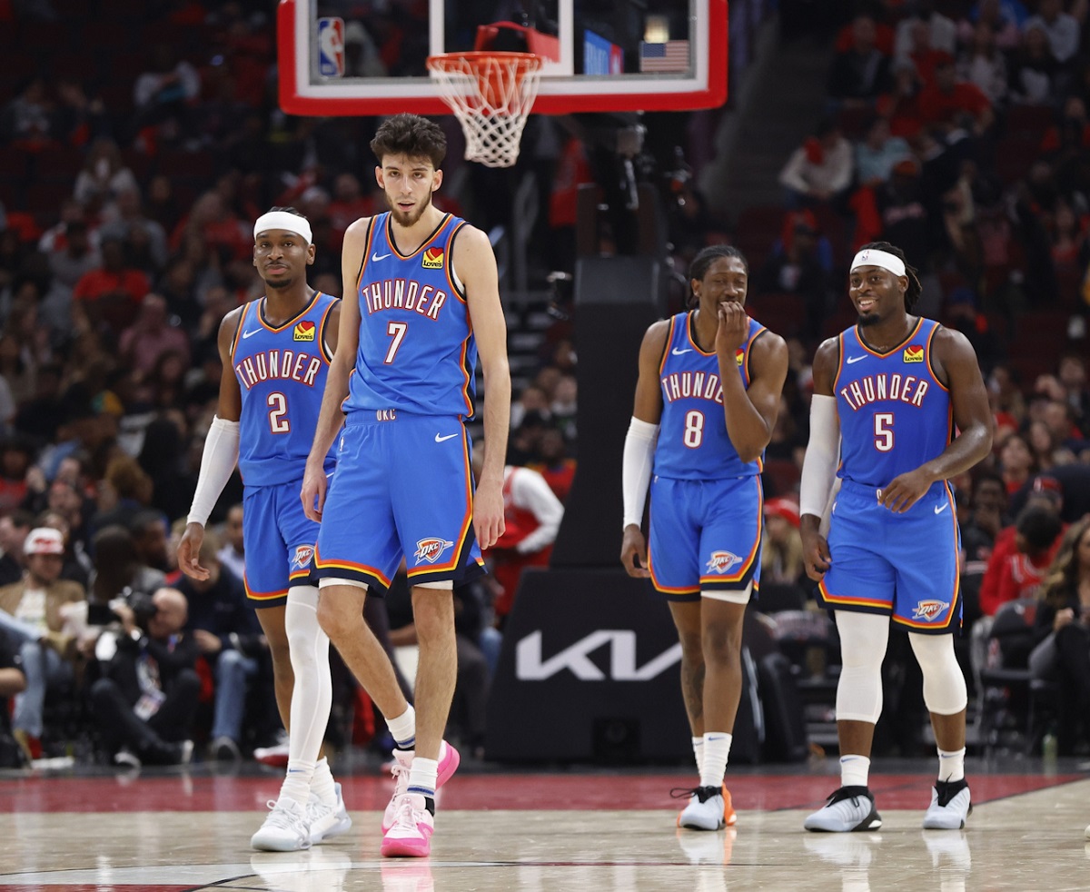Shai Gilgeous-Alexander, CHet Holmgren, Jalen WIlliams et Lu Dort avec le Thunder