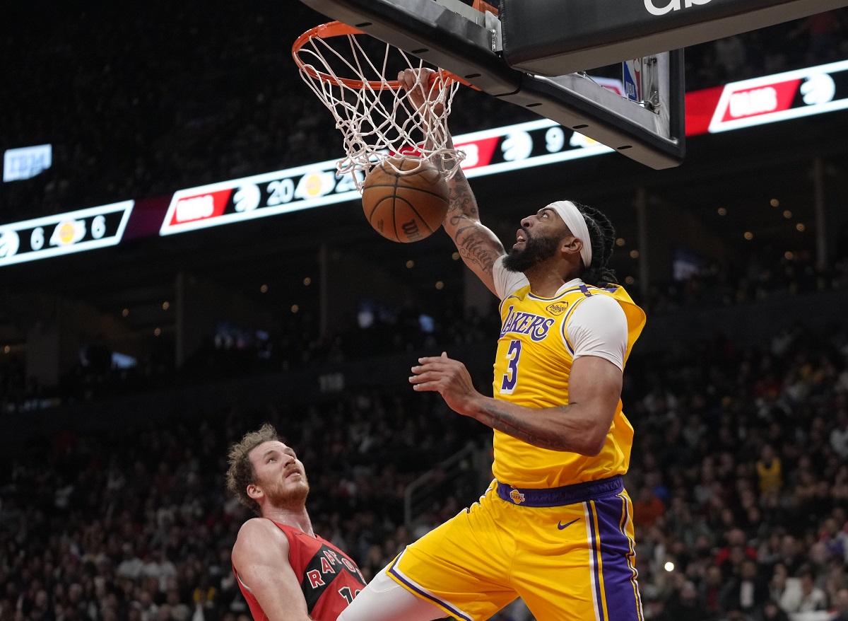 Anthony Davis avec les Lakers contre les Raptors