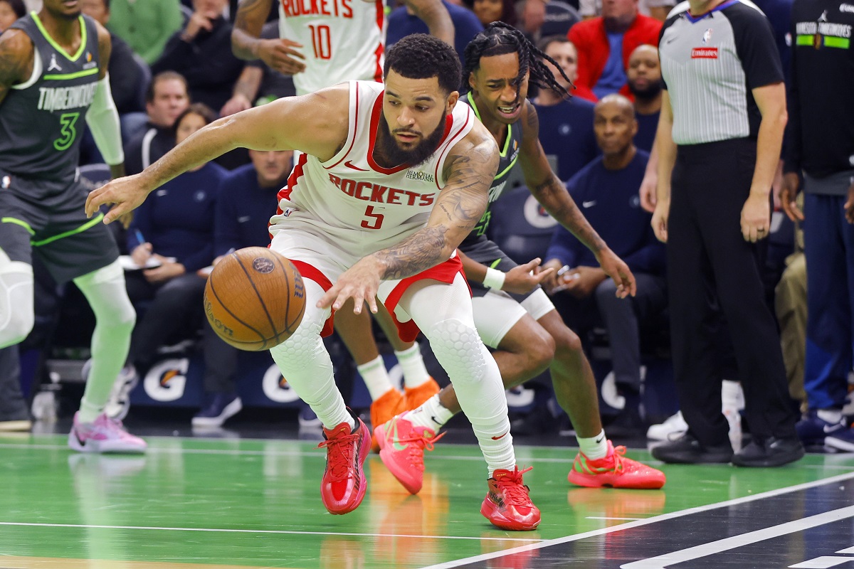 Fred VanVleet (Rockets) contre les Wolves