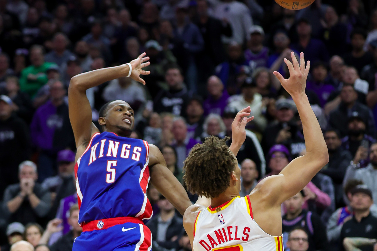 Dyson Daniels face à De'Aaron Fox