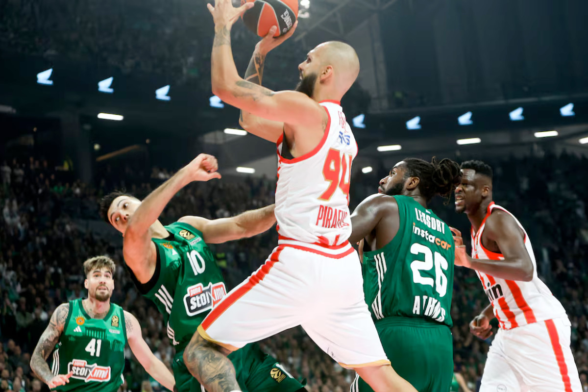 Evan Fournier avec l'Olympiakos