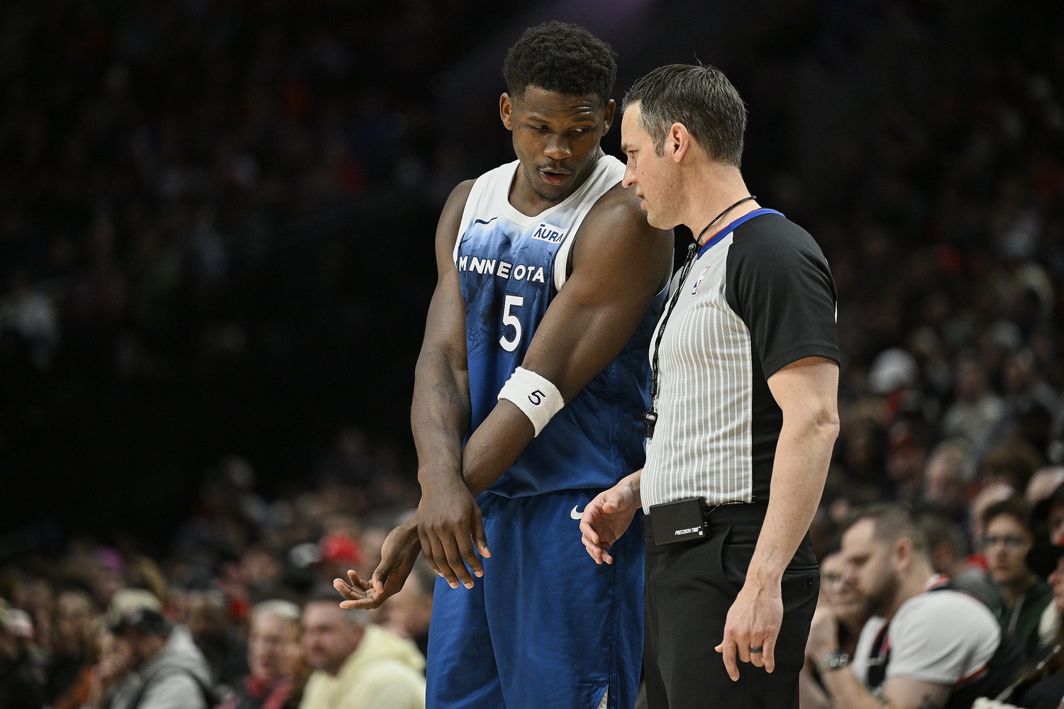 Anthony Edwards avec un arbitre