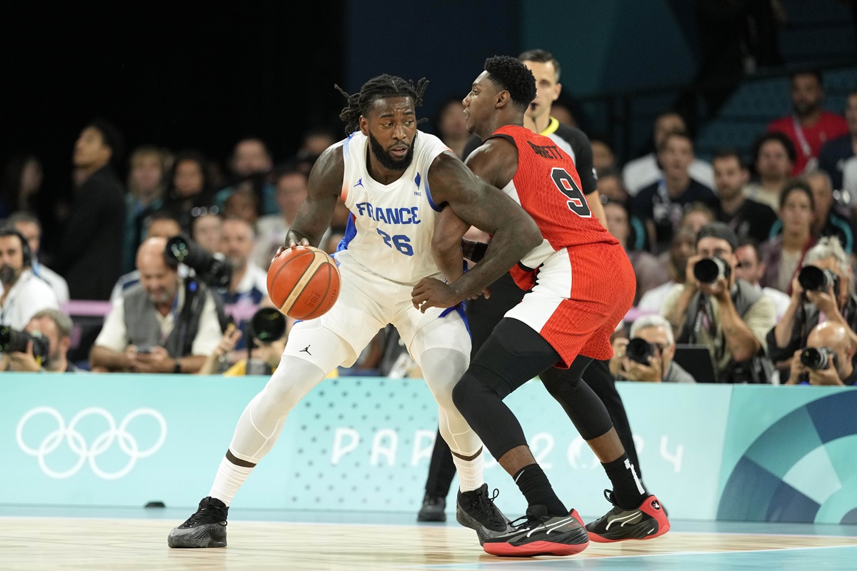 Mathias Lessort avec l'équipe de France lors du quart de finale des JO contre le Canada
