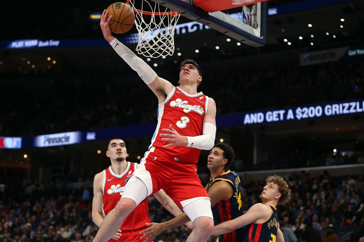 Jake LaRavia (Grizzlies) face aux Warriors