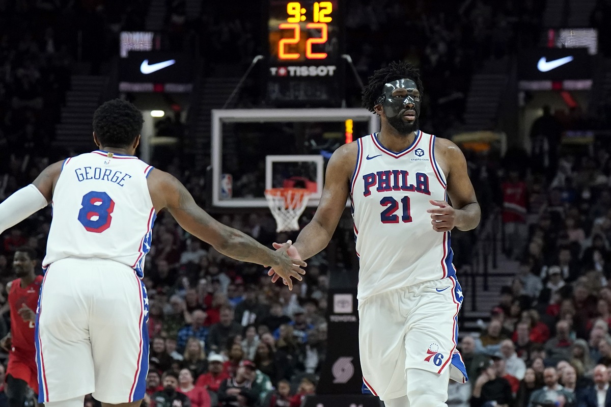 Joel Embiid et Paul George (Sixers) contre les Blazers