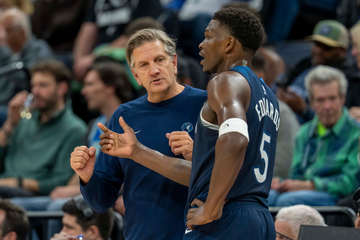 Anthony Edwards et Chris Finch avec les Wolves